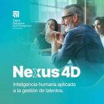 imagen promocional de Nexus 4D con profesionnal adulto en primer plano en reunión de trabajo