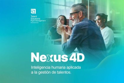 imagen promocional de Nexus 4D con profesionnal adulto en primer plano en reunión de trabajo