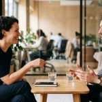 Especialista de reclutamiento entrevistando a un candidato en una oficina moderna como parte de un proceso de selección y adquisición de talento (RPO)