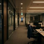 oficina en penumbras y silla vacía simbolizando errores en la gestión de talento