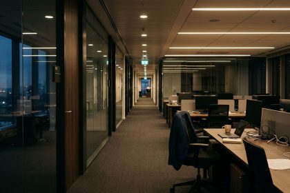 oficina en penumbras y silla vacía simbolizando errores en la gestión de talento