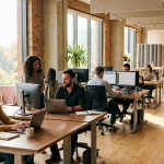 Oficina empresarial moderna donde se desarrollan procesos de atracción y selección de talento, representando la comparación entre reclutamiento tradicional y RPO