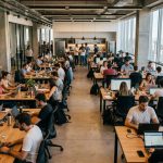 Oficina moderna argentina con profesionales trabajando, representando la competencia por talento calificado.